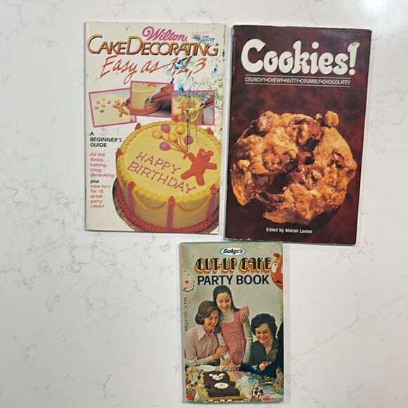 Vintage cookie and cake baking and decorating booklets.  7 booklets total. - Picture 4 of 5